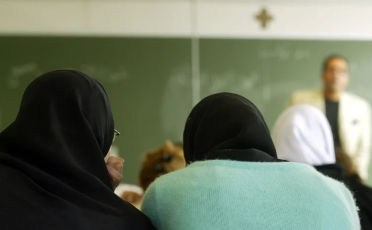  Laaghartige repressie tegen moslimmeisjes en afkeer tegen de hoofddoek zal niet stoppen zonder reactie van moslimgemeenschap